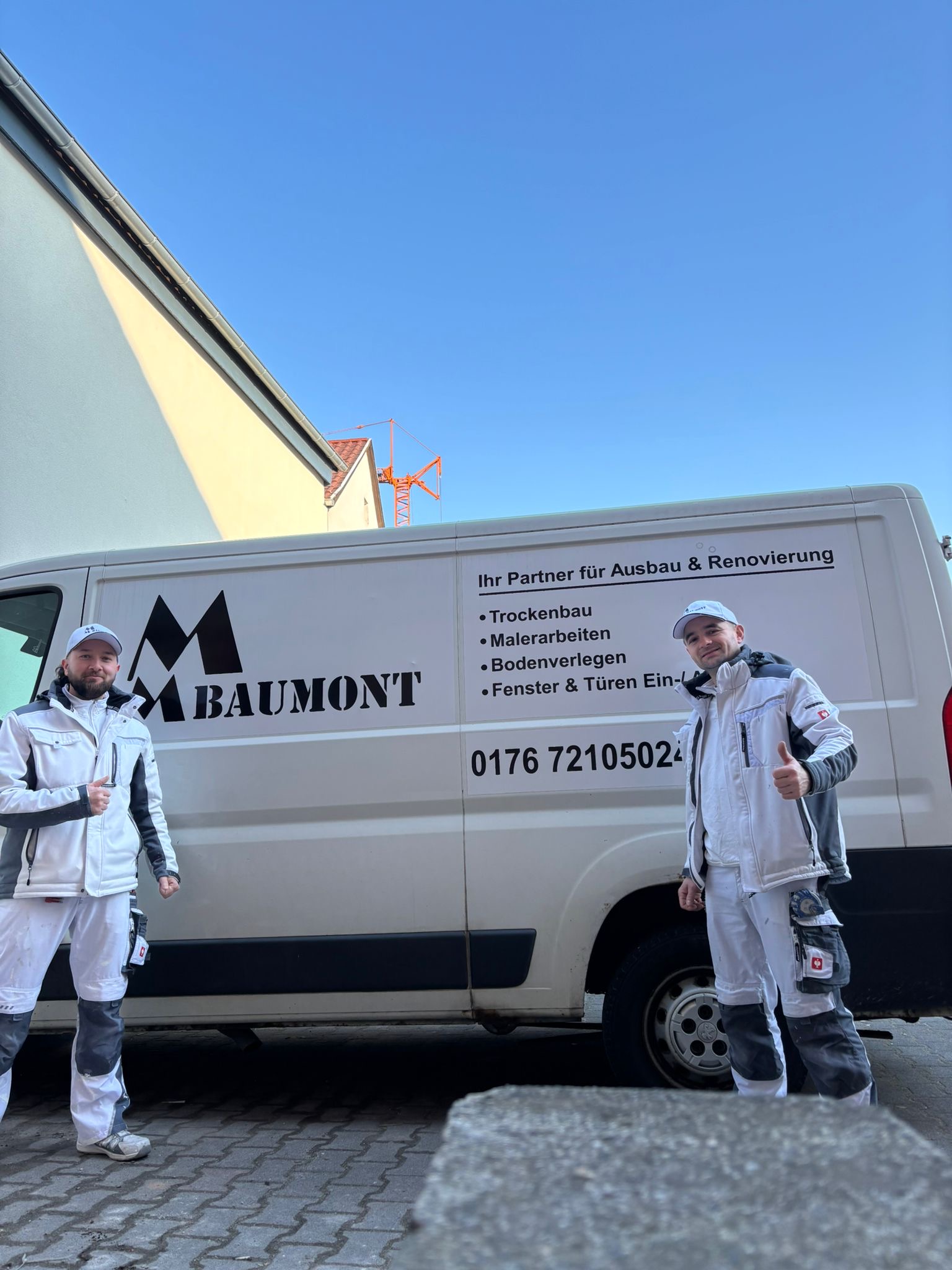 Die beiden Inhaber von Baumont Trockenbau vor ihrem Firmentransporter